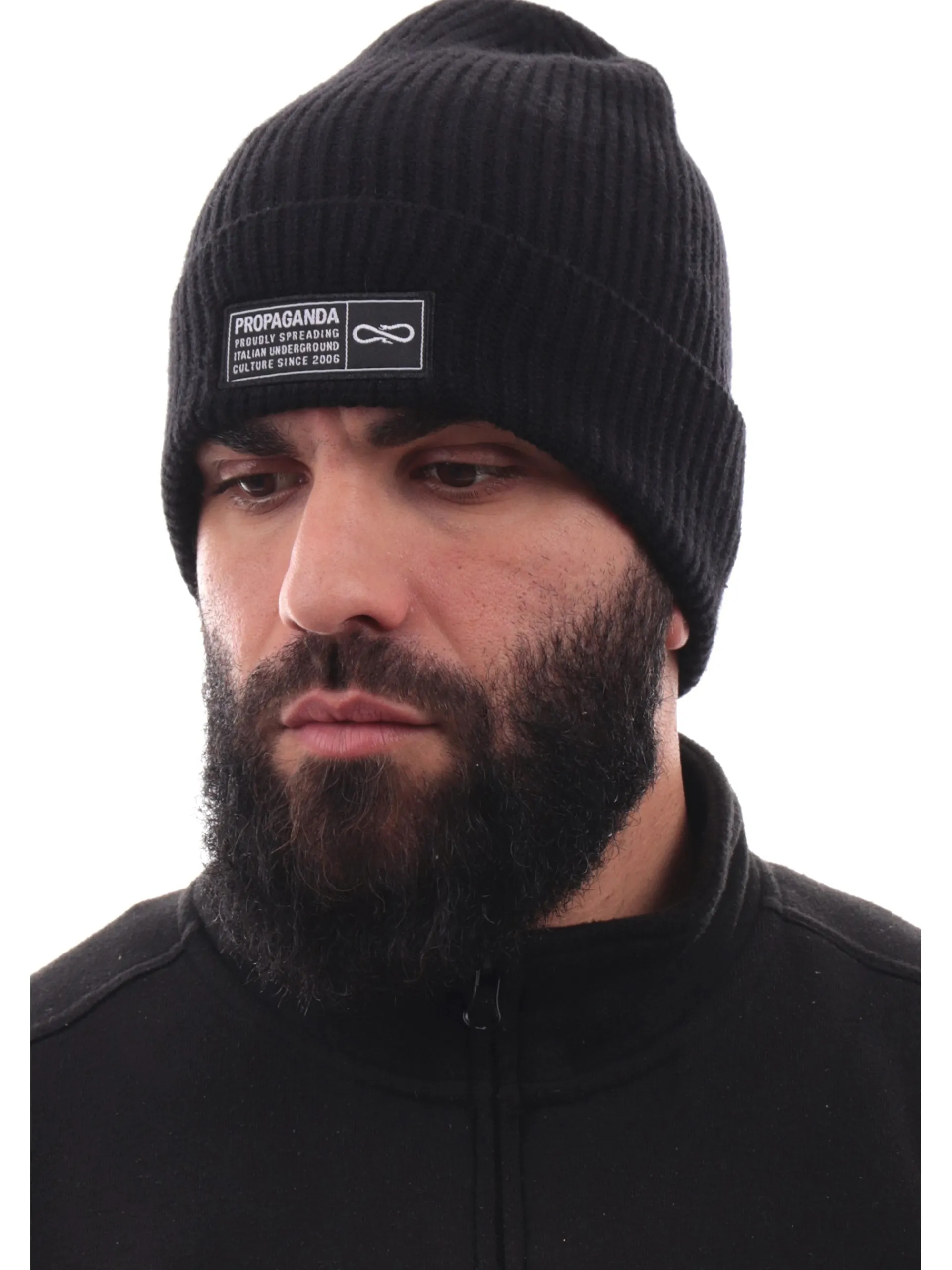PROPAGANDA Cappelli*Cappello nero beanie a costine con label 24FWPRAC
