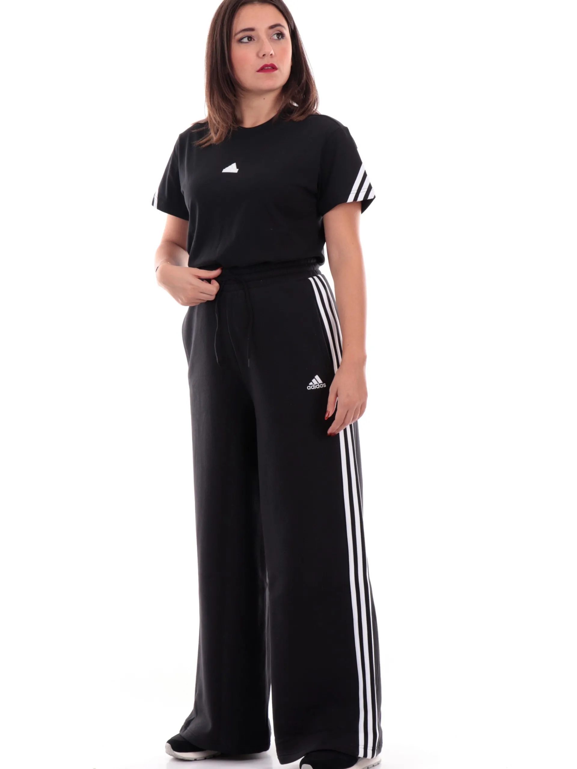 ADIDAS EQUIPMENT T-Shirt*T-shirt Adidas nera da donna patch gommato IW4